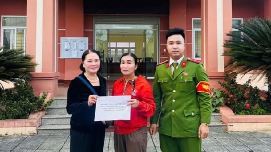 Tài khoản bất ngờ nhận số tiền lớn, một phụ nữ ở Quảng Trị chủ động tìm người trả